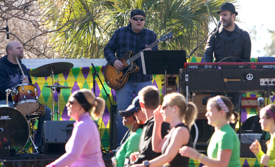 The Jessie Hiatt Band performs on St. Charles Ave. at Peniston St. as runners pass by during the Rock N' Roll marathon in 2011. (UptownMessenger.com file photo by Sabree Hill)