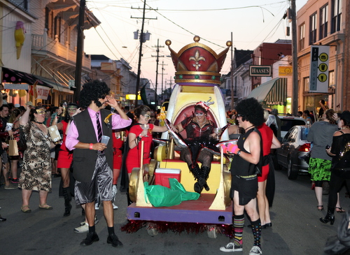 The Krewe of OAK rolls on Oak Street. (UptownMessenger.com)