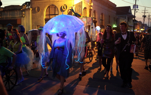 The Krewe of OAK rolls on Oak Street. (UptownMessenger.com)