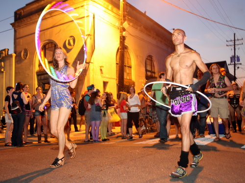 The Krewe of OAK rolls on Oak Street. (UptownMessenger.com)