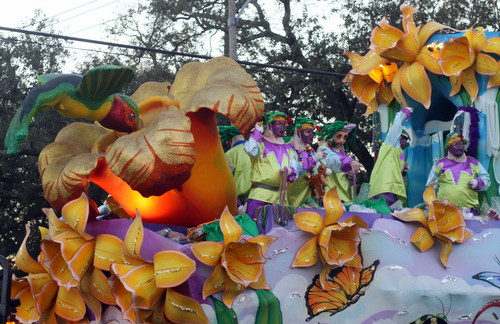 Babylon's "Living Jewels" float. (Robert Morris, UptownMessenger.com)