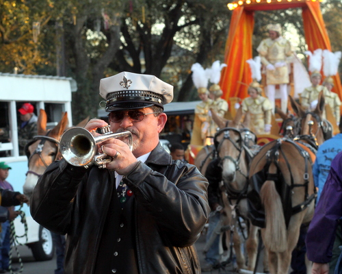 A musician waits for the Knights of Babylon to roll on Napoleon Avenue. (Robert Morris, UptownMessenger.com)