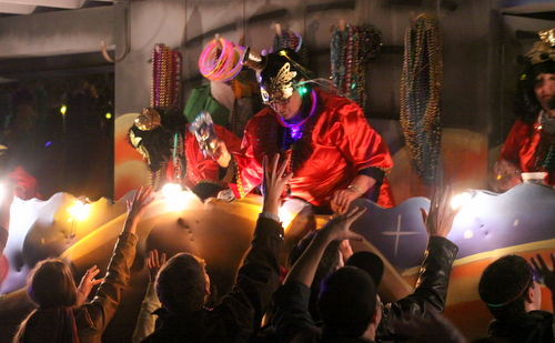 The Cleopatra "Dancing on the Avenue" float. (Robert Morris, UptownMessenger.com)
