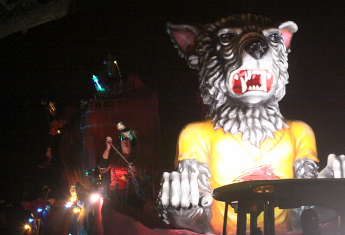 The Cleopatra "Loyola University" float. (Robert Morris, UptownMessenger.com)