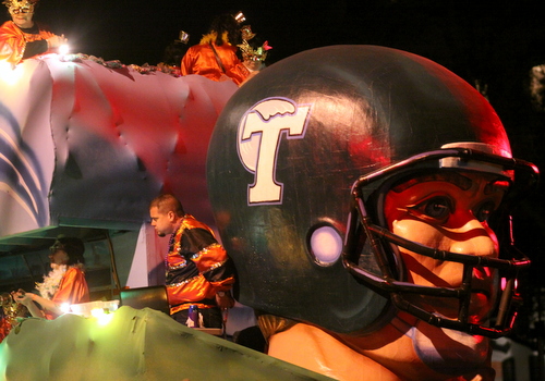 The Cleopatra "Tulane University" float. (Robert Morris, UptownMessenger.com)