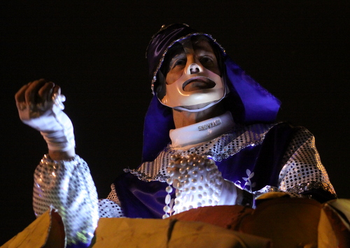 A rider in the Hermes parade prepares a throw for the crowd. (Robert Morris, UptownMessenger.com)