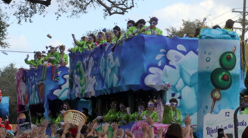 The Iris "Martini on the Rocks" float. (Robert Morris, UptownMessenger.com)