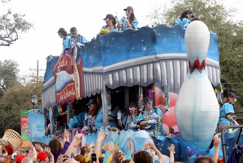 The Iris "Rock N Bowl" float. (Robert Morris, UptownMessenger.com)