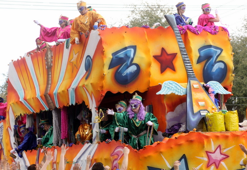 The Iris "Rock of Ages" float. (Robert Morris, UptownMessenger.com)