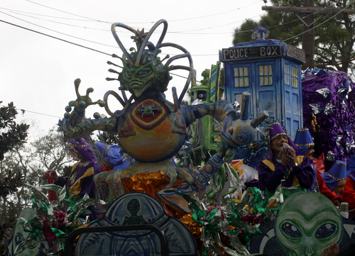 Mid-City's "Little Green Men" float. (Robert Morris, UptownMessenger.com)
