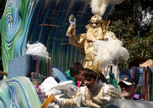 The Okeanos captain's float rolls onto Magazine Street. (Robert Morris, UptownMessenger.com)