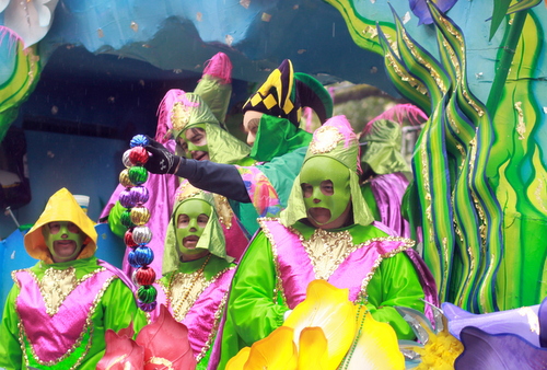 A rider in the Krewe of Rex lowers a large strand of beads into the St. Charles Avenue crowd. (Robert Morris, UptownMessenger.com)