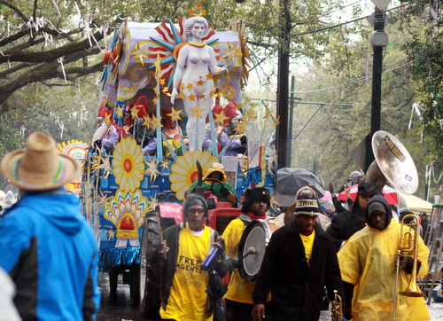 The Free Agents Brass Band rhythm section keeps time through the rain ahead of the Rex "Ishtar" float. (Robert Morris, UptownMessenger.com)