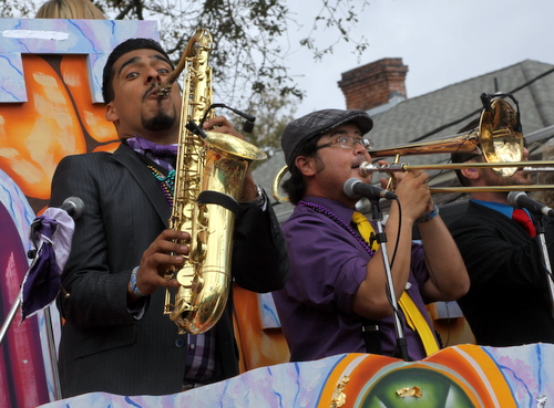 Musicians on the Thoth officers' float. (Robert Morris, UptownMessenger.com)