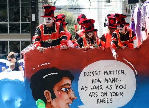 The Tucks "Royal Flushin'" float. (Robert Morris, UptownMessenger.com)