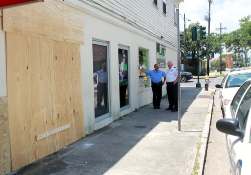 NOPD Commander Bob Bardy (right) confers with Officer Garry Flot outside the 59 Designz salon on LaSalle Street. (Robert Morris, UptownMessenger.com)