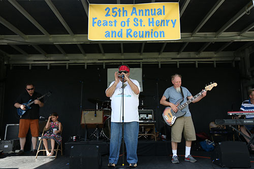 J'Monque'D Blues Band provided the entertainment for Saturday's block party. (Zach Brien, UptownMessenger.com)