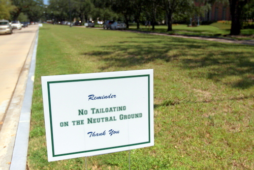 A printed sign "reminds" football fans not to tailgate on the neutral ground on Audubon Boulevard. (Robert Morris, UptownMessenger.com)