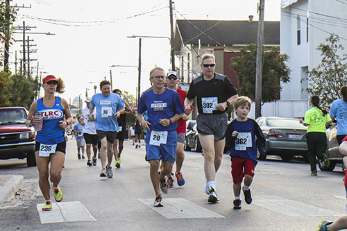 The Freret 5K began with a half mile walk/run from Valence street to Robert street. (Zach Brien, UptownMessenger.com)