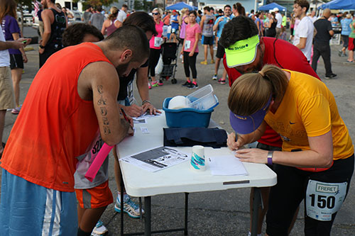 Runners logged their scores. (Zach Brien, UptownMessenger.com)