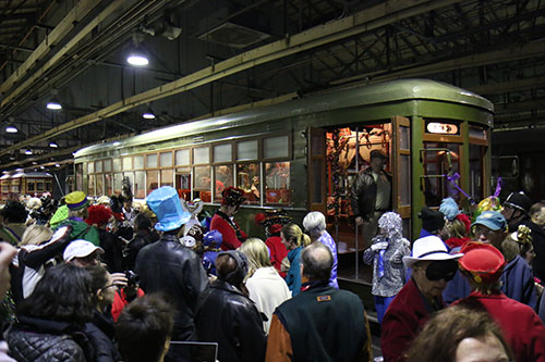Crowds gathered in the Oak Street barn (Zach Brien, UptownMessenger.com)