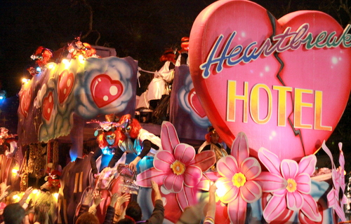 Riders distribute purses from he Nyx "Heartbreak Hotel" float. (Robert Morris, UptownMessenger.com)