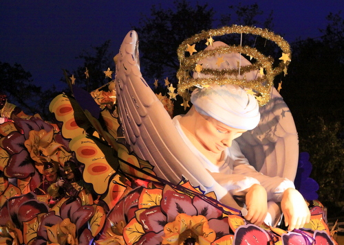 The Krewe of Orpheus rolls on Napoleon Avenue. (Robert Morris, UptownMessenger.com)