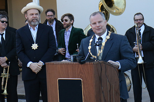 Clark Brennan, the Captain of the Krewe of Bacchus, introduces Reilly. (Zach Brien, UptownMessenger.com)