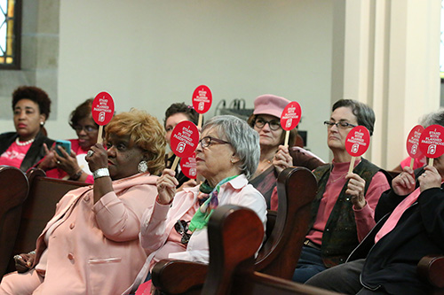 Attendees held up "I Stand with Planned Parenthood" fans. (Zach Brien, UptownMessenger.com)