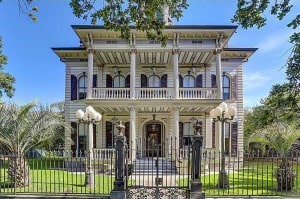 The contents of this home at 3711 St. Charles Avenue in New Orleans – the former residence of world-famous author Anne Rice – will be part of the auction.