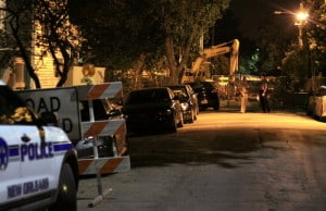 A NOPD patrol officer confers with a detective on Joseph near Prytania following an armed robbery there in August. (Robert Morris, UptownMessenger.com)