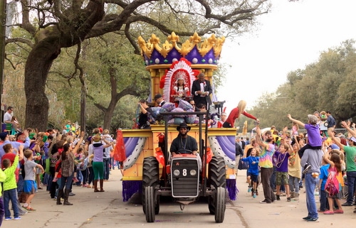 Princess Choctaw's float rolls on Napoleon Avenue. (Robert Morris, UptownMessenger.com)