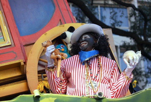 The Krewe of Zulu rolls on St. Charles Avenue. (Robert Morris, UptownMessenger.com)