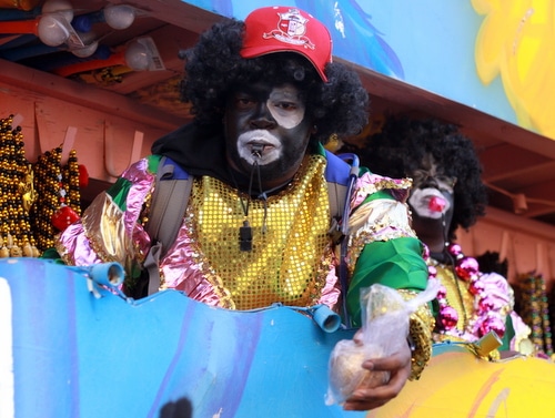 The Krewe of Zulu rolls on St. Charles Avenue. (Robert Morris, UptownMessenger.com)