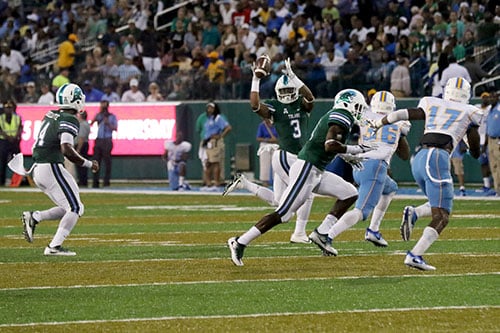 Tulane running back Sherman Badie gets a toss from quarterback Glen Cuiellette on a read option play. Tulane defeated Southern University 66 to 21 at their home opener at Yulman Stadium. (Zach Brien, UptownMessenger.com)